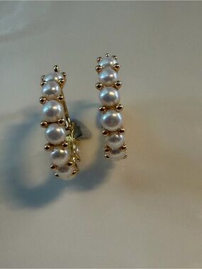 Lovely natural freshwater pearls gold hoop earrings